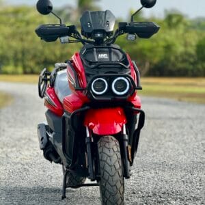 Obra Digital – LA CHUMA Esta es una obra digital exclusiva de la Motora NYC Tank 200cc Carburador 2024, diseñada para que puedas descargarla y disfrutarla en múltiples formatos. Puedes usar esta pieza visual para decorar tu hogar, oficina o taller; imprimirla como póster; o integrarla como fondo de pantalla en tu celular, tableta o computadora. Al adquirir esta obra digital, también se genera automáticamente una participación registrada para nuestro giveaway vigente. No se venden participaciones. Formato digital. No se envía producto físico. El enlace de descarga se enviará por correo electrónico inmediatamente después de la confirmación del pago.