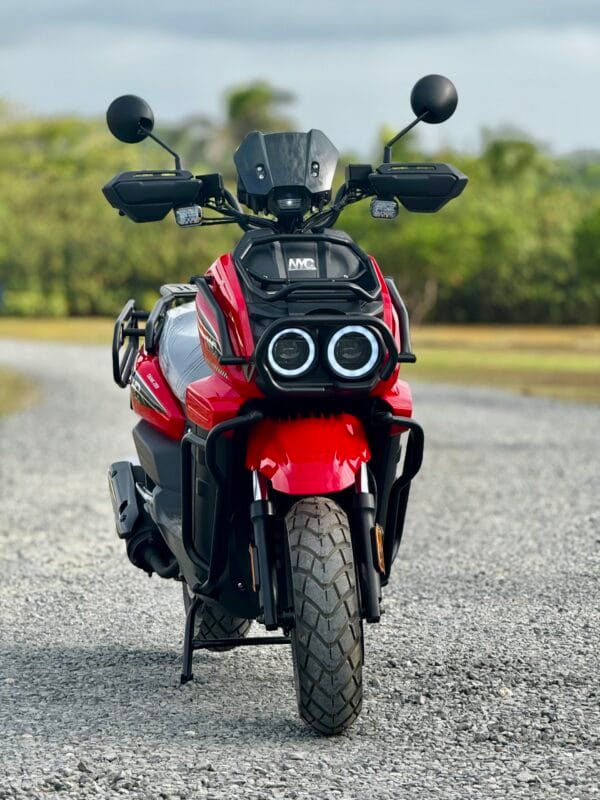 Obra Digital – LA CHUMA Esta es una obra digital exclusiva de la Motora NYC Tank 200cc Carburador 2024, diseñada para que puedas descargarla y disfrutarla en múltiples formatos. Puedes usar esta pieza visual para decorar tu hogar, oficina o taller; imprimirla como póster; o integrarla como fondo de pantalla en tu celular, tableta o computadora. Al adquirir esta obra digital, también se genera automáticamente una participación registrada para nuestro giveaway vigente. No se venden participaciones. Formato digital. No se envía producto físico. El enlace de descarga se enviará por correo electrónico inmediatamente después de la confirmación del pago.